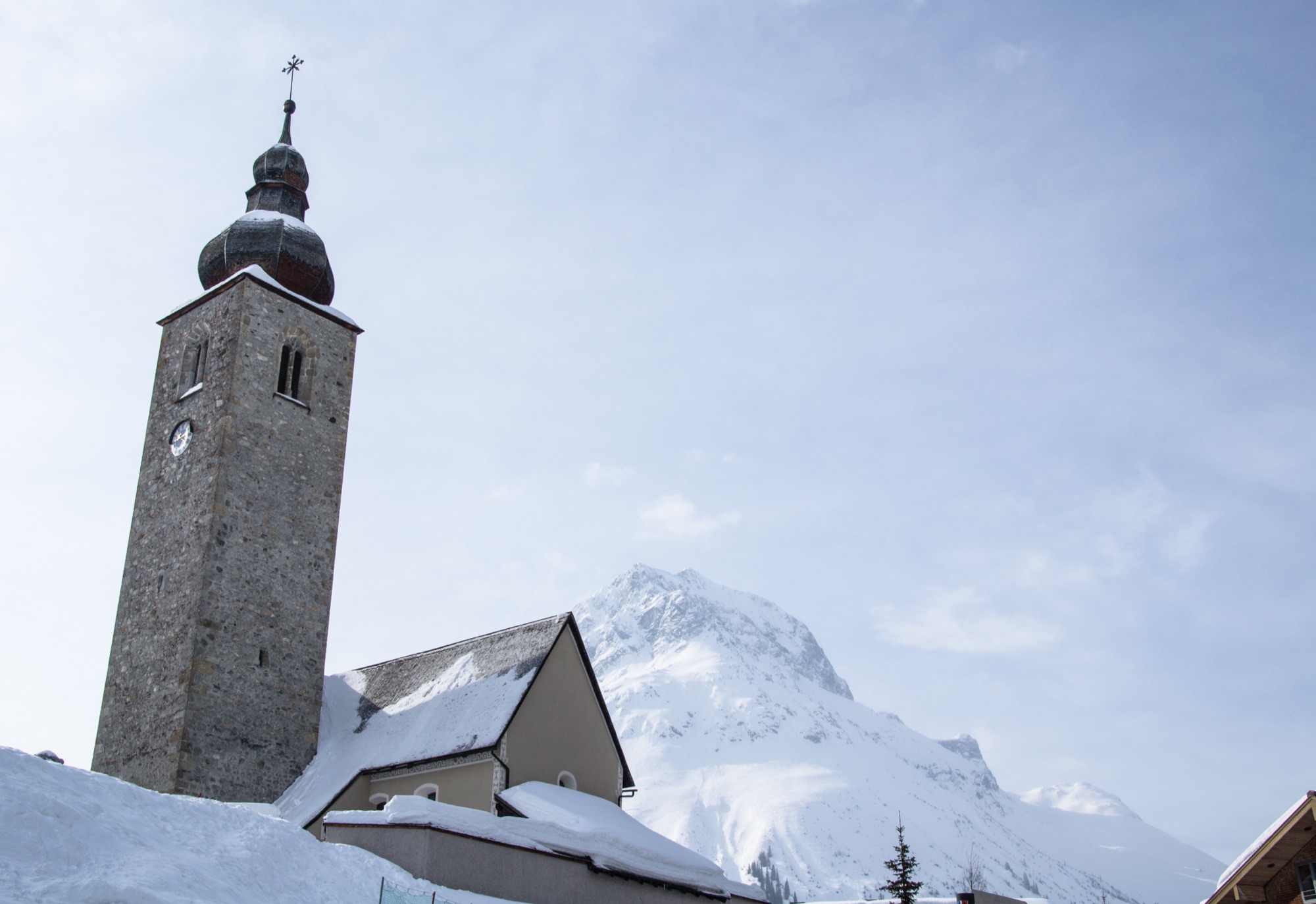 Die Kirche von Lech am Arlberg im tiefsten Winter